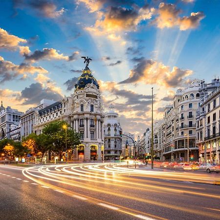 Bed and Breakfast La Reina De Gran Via - Parking Tph Мадрид Экстерьер фото