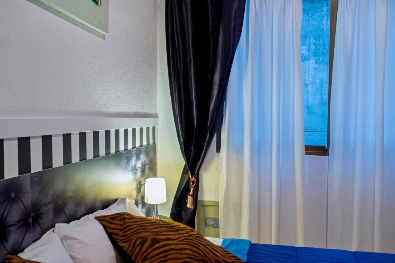 Bed and Breakfast La Reina De Gran Via - Parking Tph Мадрид Экстерьер фото